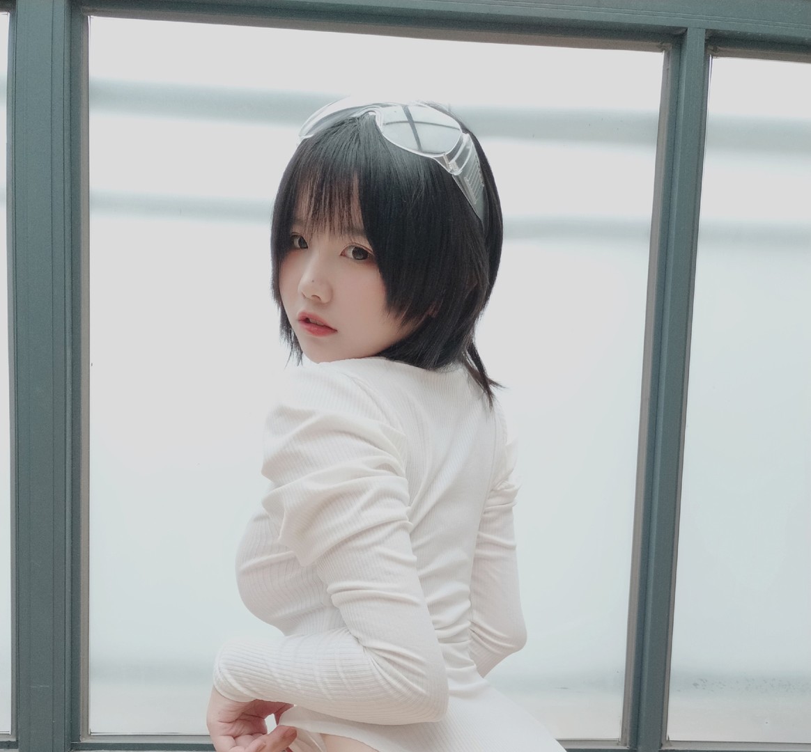 阿半今天很开心蓝色假发与白色蕾丝服装近景,暗色室内背景衬出发丝