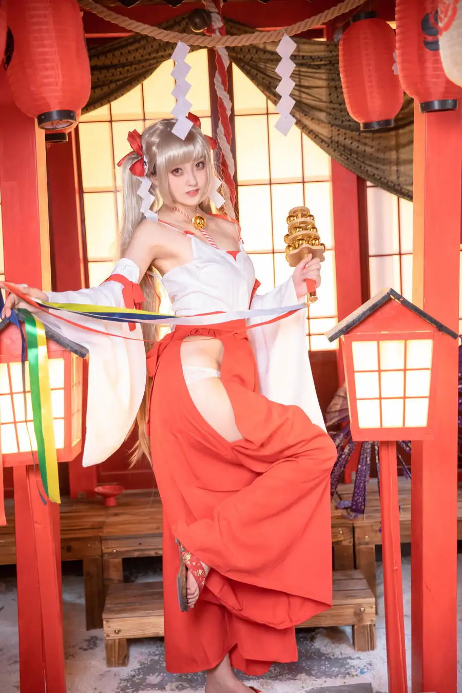 冬马路纱巫女造型,白衣配红袴手持神乐铃,神社红柱与五色纸垂作背景