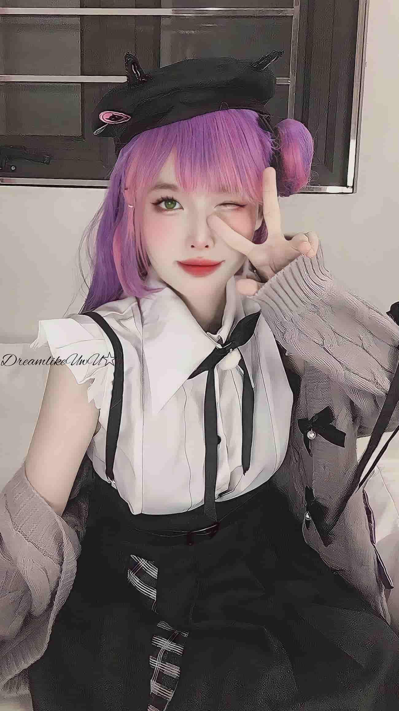 DreamlikeUwU紫粉渐变发戴黑色猫耳贝雷帽,白衬衫配黑色细领结与黑色背带裙