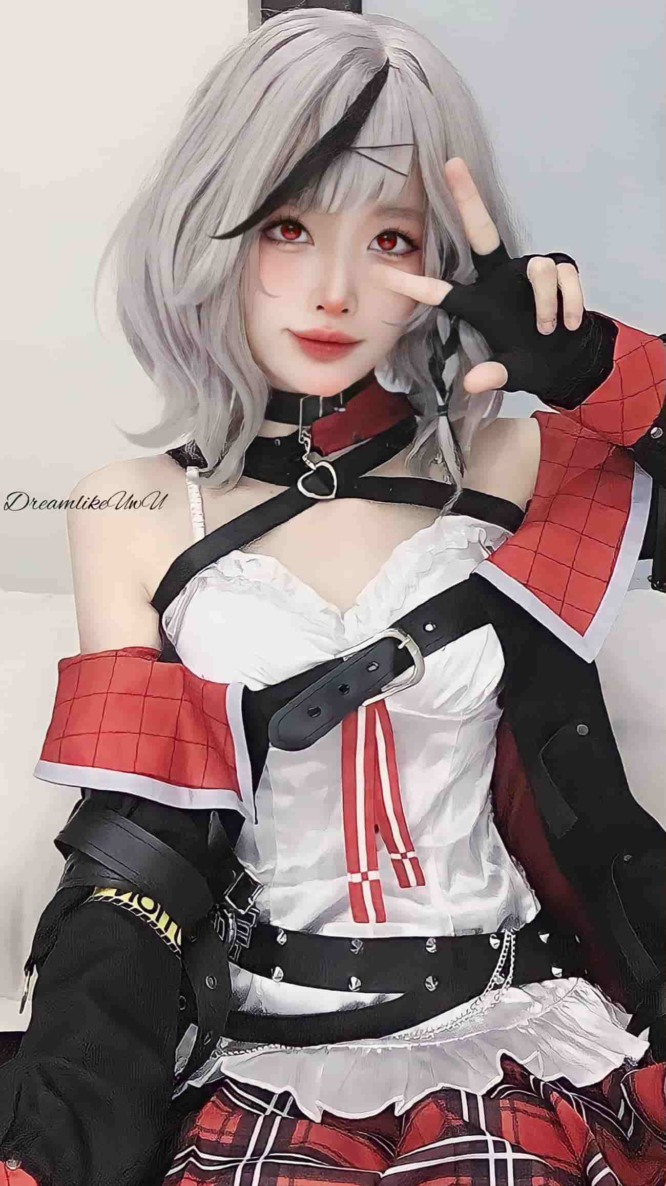 DreamlikeUwU银灰短发红瞳,白色束胸上衣配红黑格纹裙与铆钉皮带,戴黑色露指手套