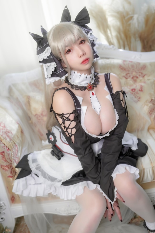 魅瞳银白双马尾穿黑灰女仆装坐在白色沙发上,身侧有舰装炮管道具与白色长袜