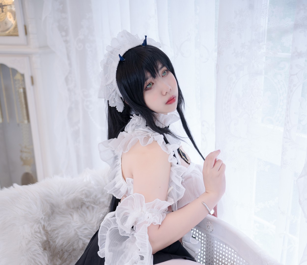 魅瞳黑色长发戴白色蕾丝女仆头饰,白色荷叶边上衣配黑裙,在窗边侧身回望