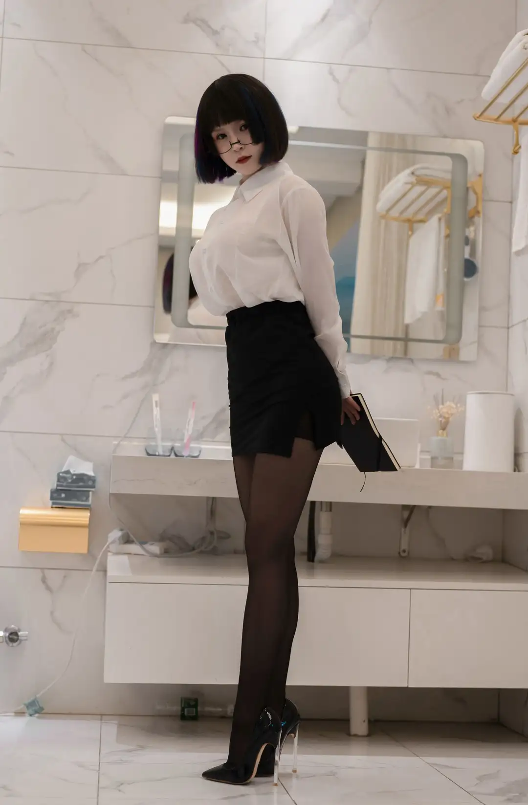 晕崽白衬衫配黑色包臀裙与黑色长袜的OL造型,站在大理石浴室的镜子前