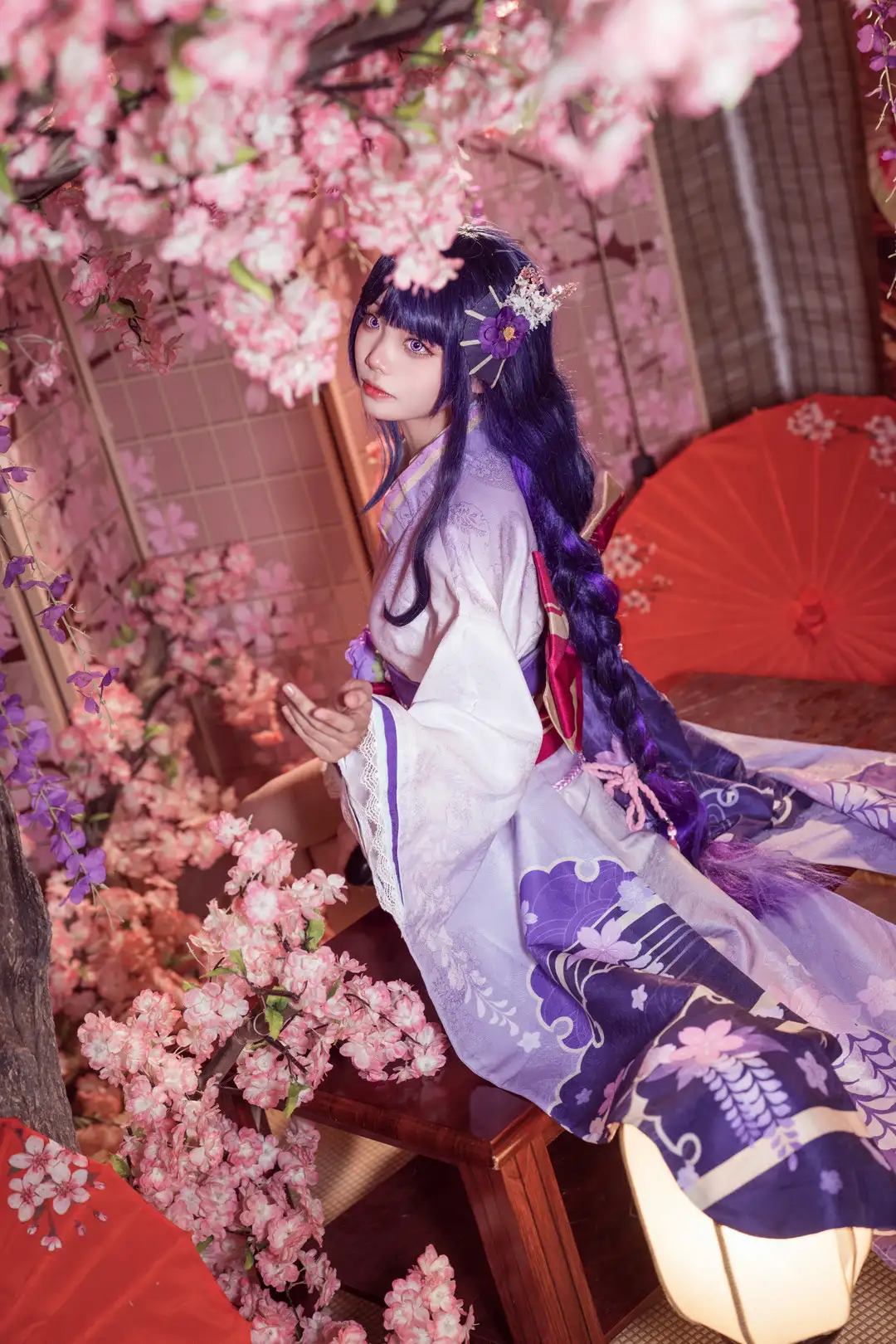 艾西粉蓝挑染长麻花辫,穿白色开衫与蓝色水手服,在粉色房间窗边持笔记本