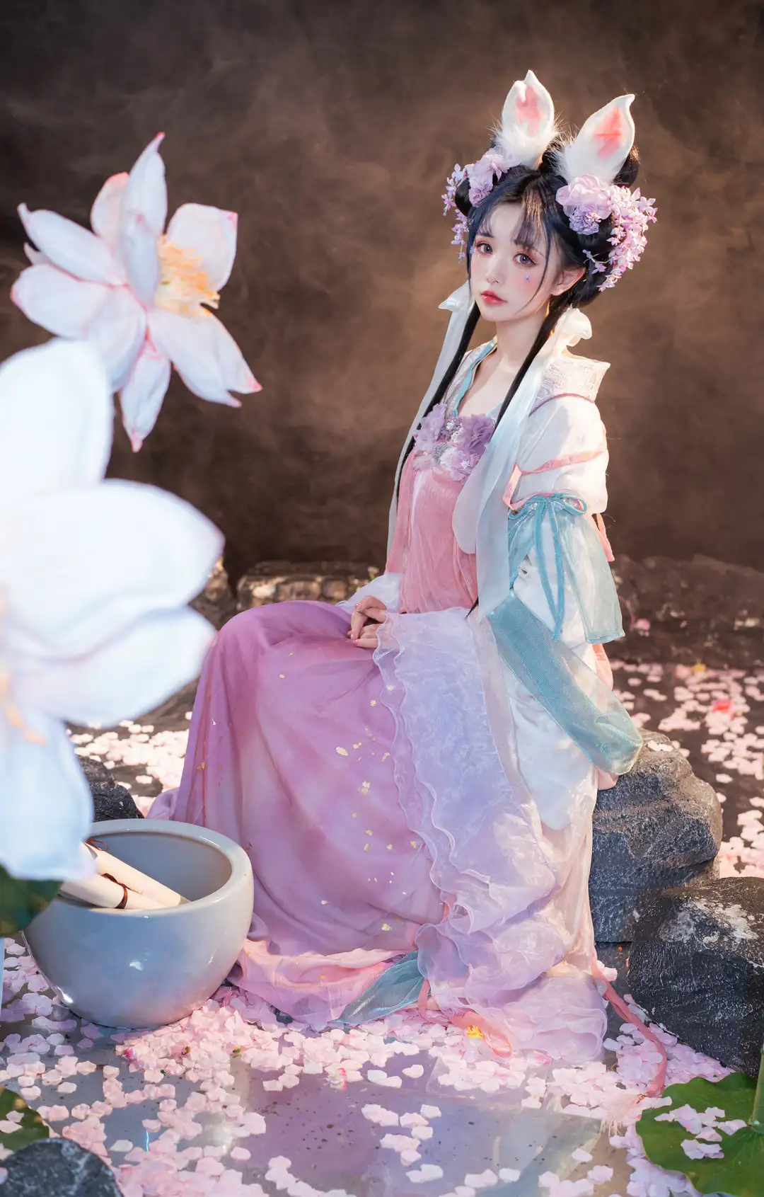 爆机少女喵小吉白粉兔耳与花饰双髻,穿粉紫多层汉风长裙,坐在铺粉瓣的岩石上,旁有青瓷盆与白莲 爆机少女喵小吉白粉兔耳与花饰双髻,穿粉紫多层汉风长裙,坐在铺粉瓣的岩石上,旁有青瓷盆与白莲