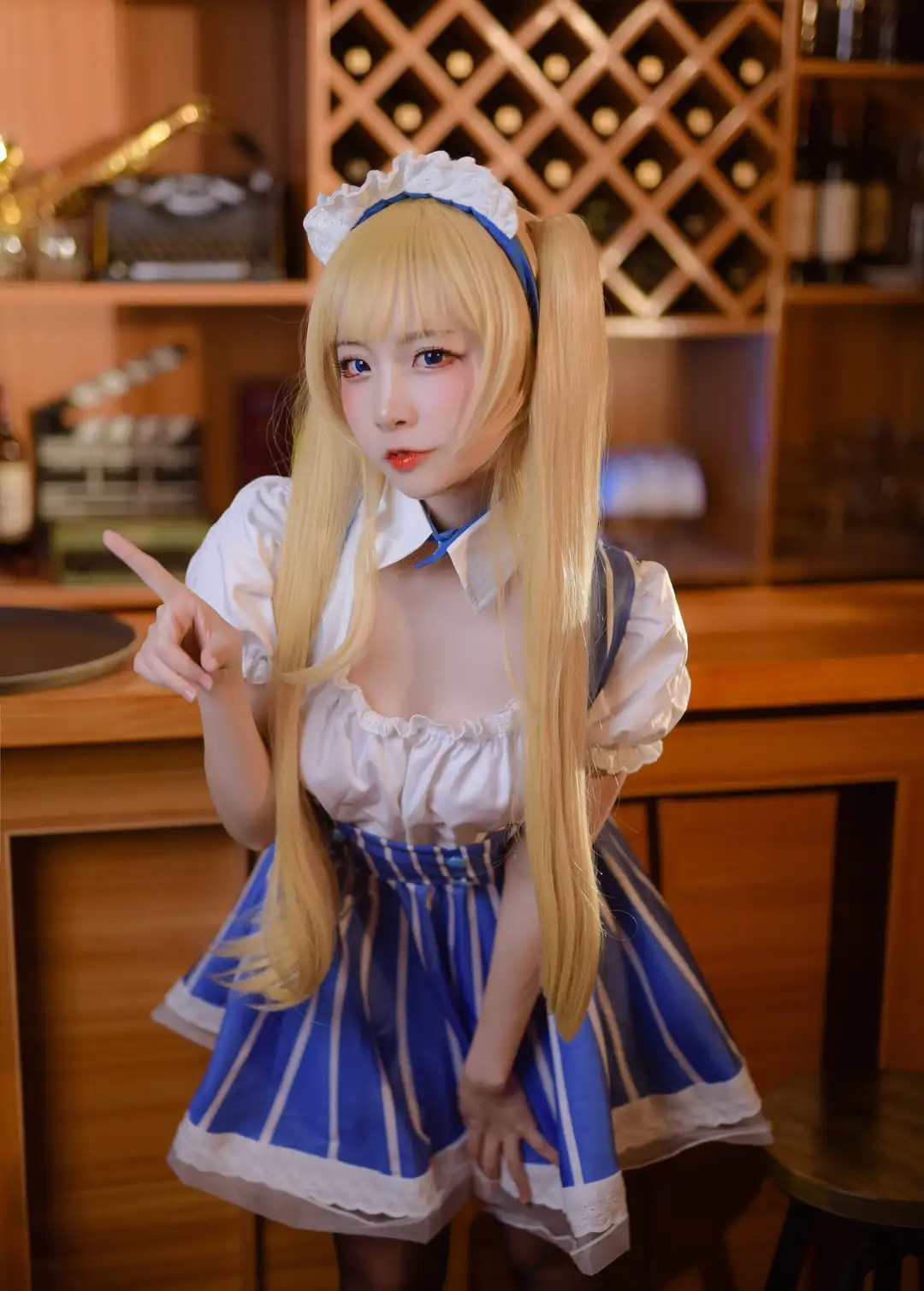 二佐金色双马尾配女仆头饰,白色泡泡袖上衣搭蓝白竖条纹裙,在酒吧吧台前抬手指向镜头