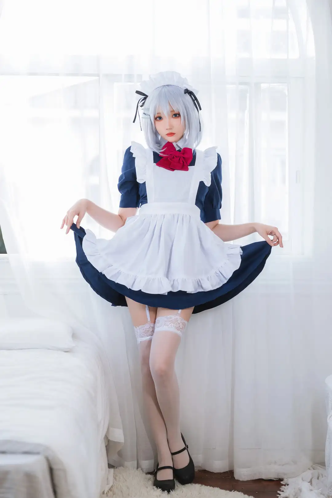 瓜希酱银色短发穿蓝白女仆服,红色领结点缀,站在明亮窗边的全身照