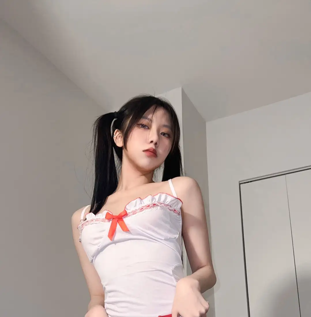 果咩酱黑双马尾,白细肩带上衣胸前红蝴蝶结与红边荷叶褶,半身侧身望镜头 果咩酱黑双马尾,白细肩带上衣胸前红蝴蝶结与红边荷叶褶,半身侧身望镜头