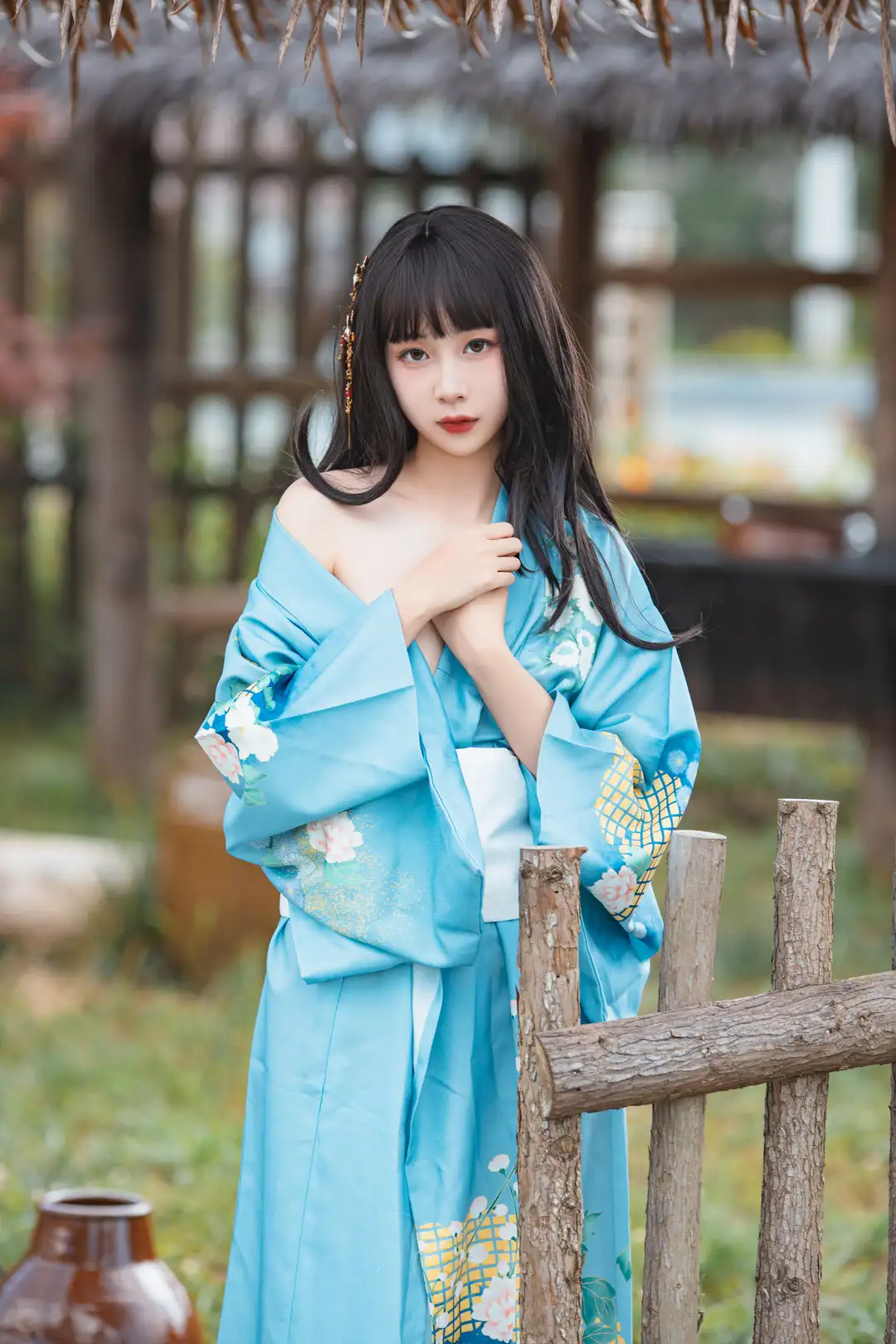 蓝色花纹和服，木栏旁站姿