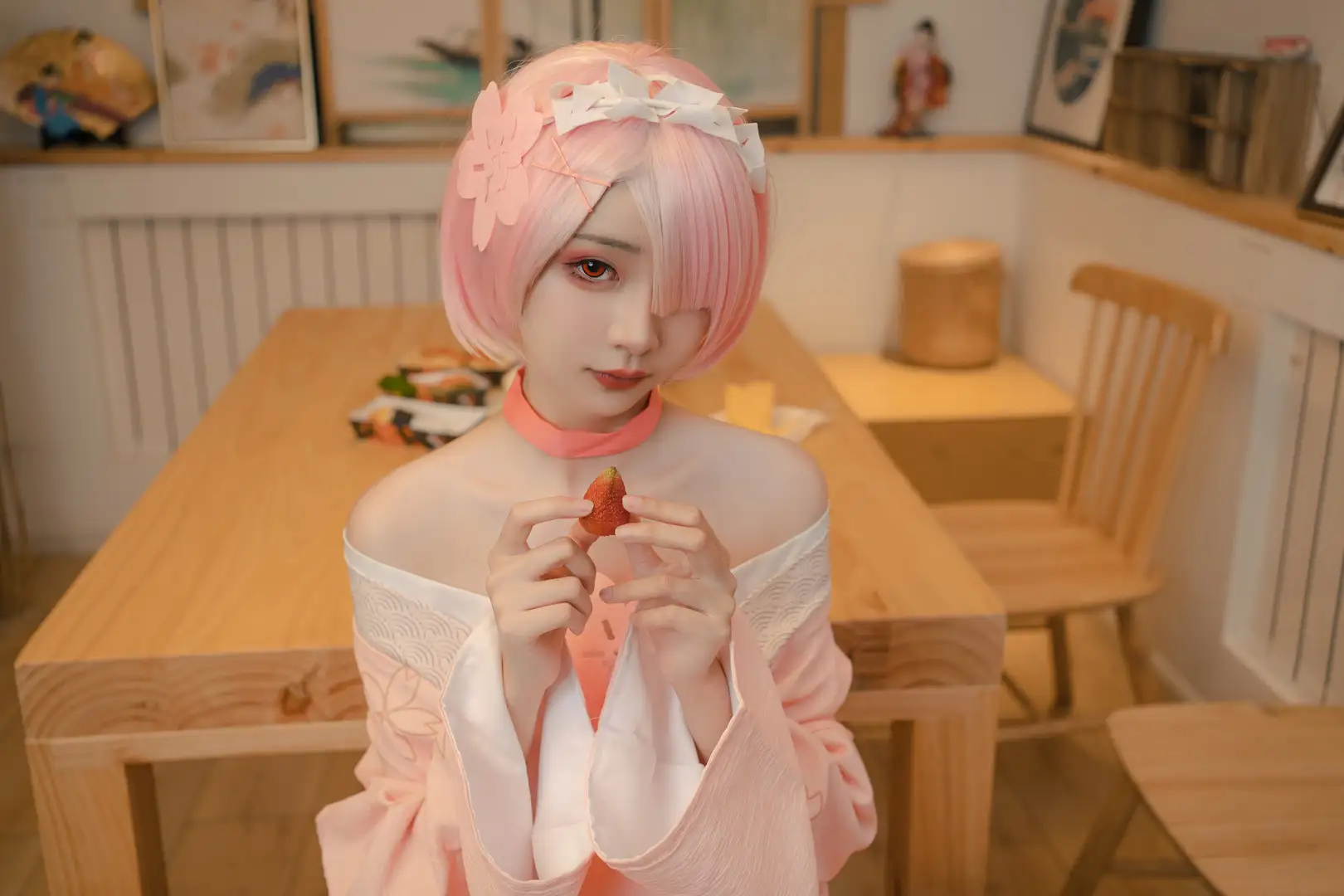 粉色短发与和服，手持草莓半身像