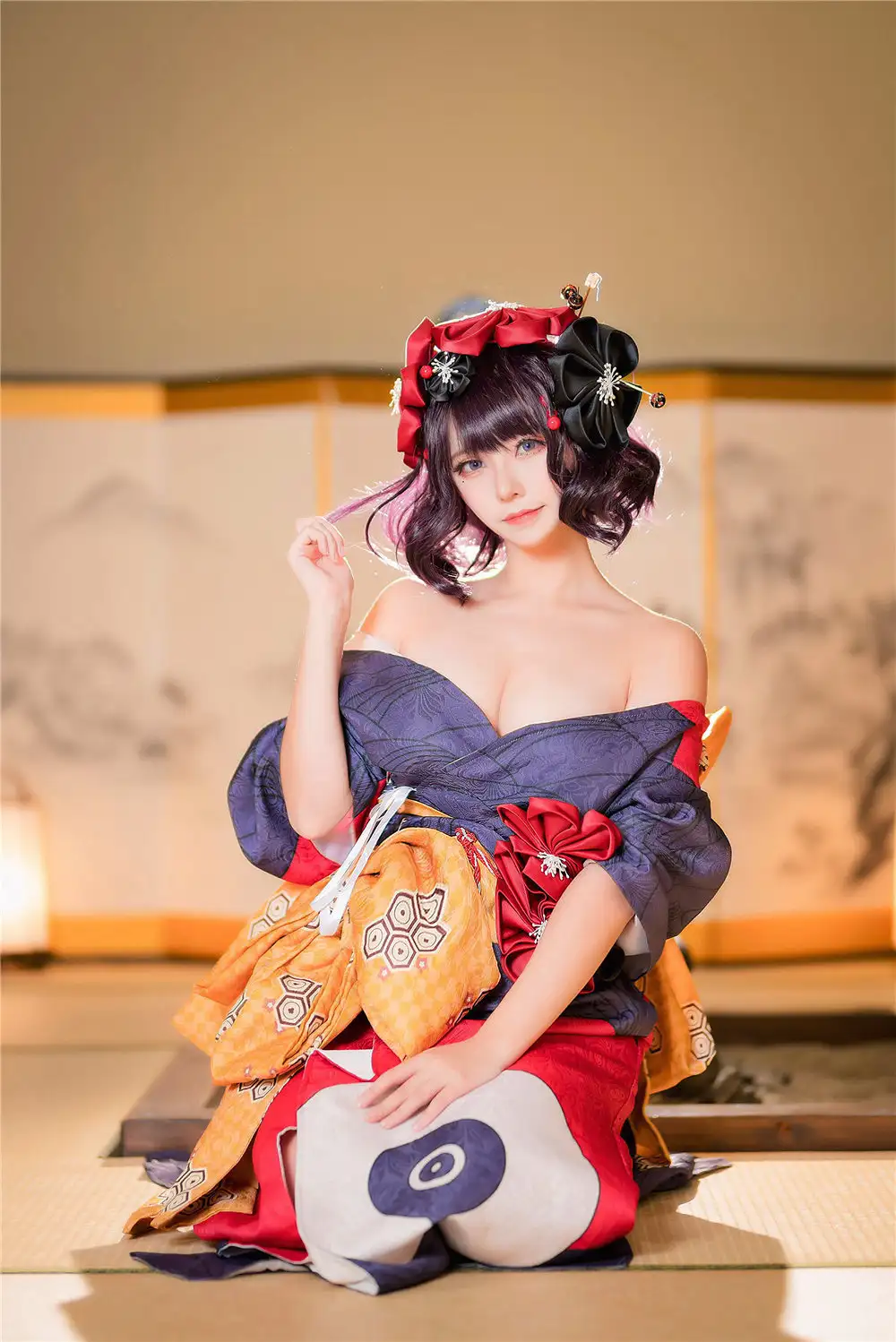 紫红和服，室内并膝跪坐