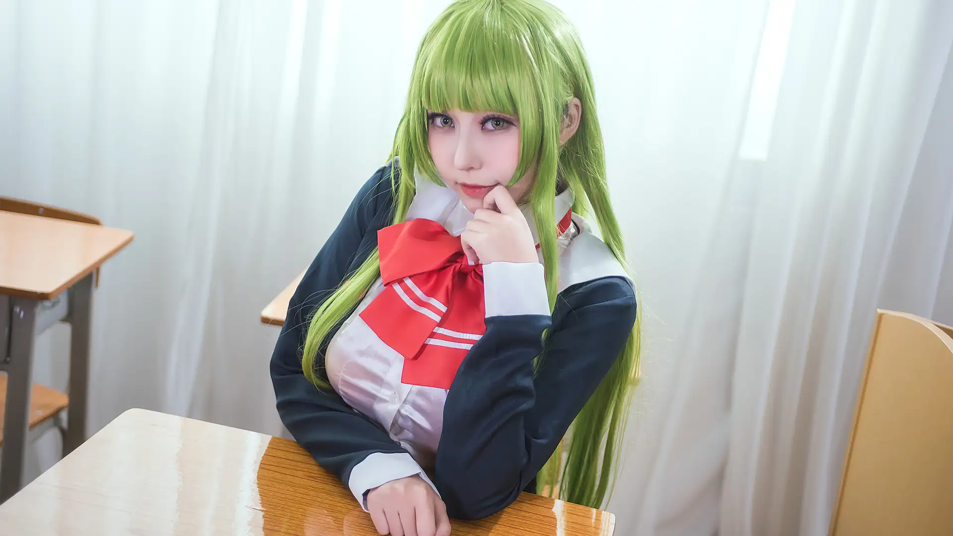 绿色长发制服，课桌旁半身像