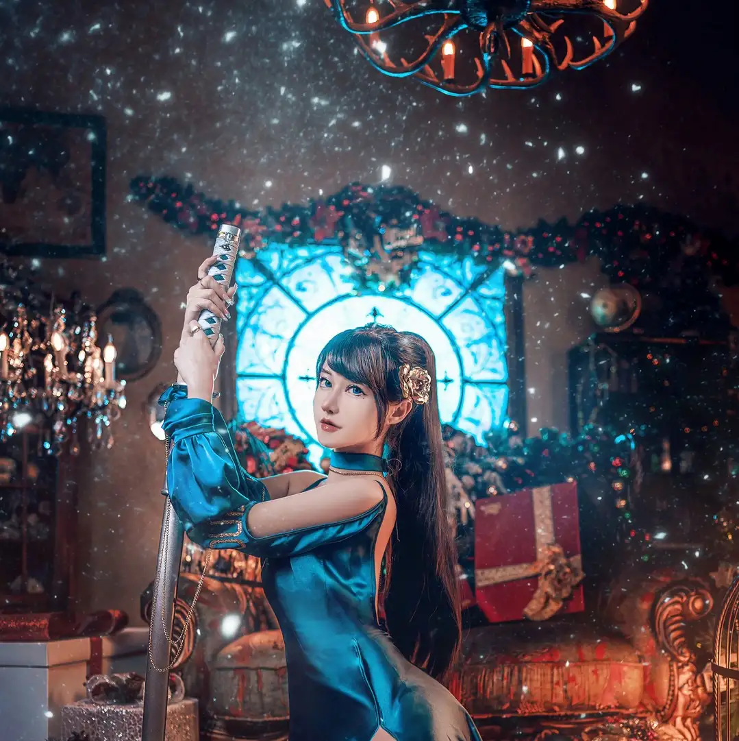 蓝色角色服持剑半身照
