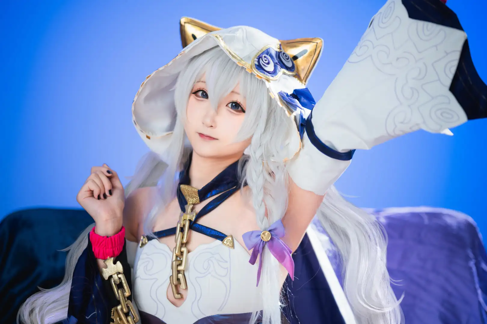 麦麦青色双马尾戴猫耳,白色领口服饰,面部近景