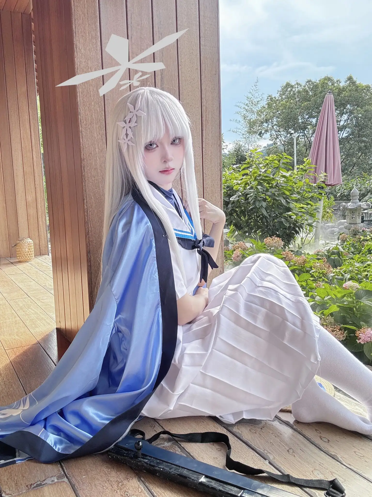 矢量鱼银白长发戴白色花饰,白色水手服配蓝色披风与白色百褶长裙白丝,坐在绣球花园外的木质回廊下