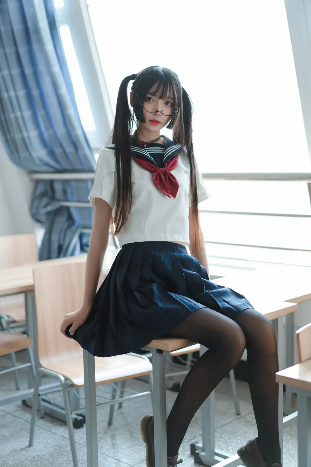五更百鬼黑色双马尾戴眼镜，白色水手服红色领巾与藏青百褶裙，在教室课桌旁