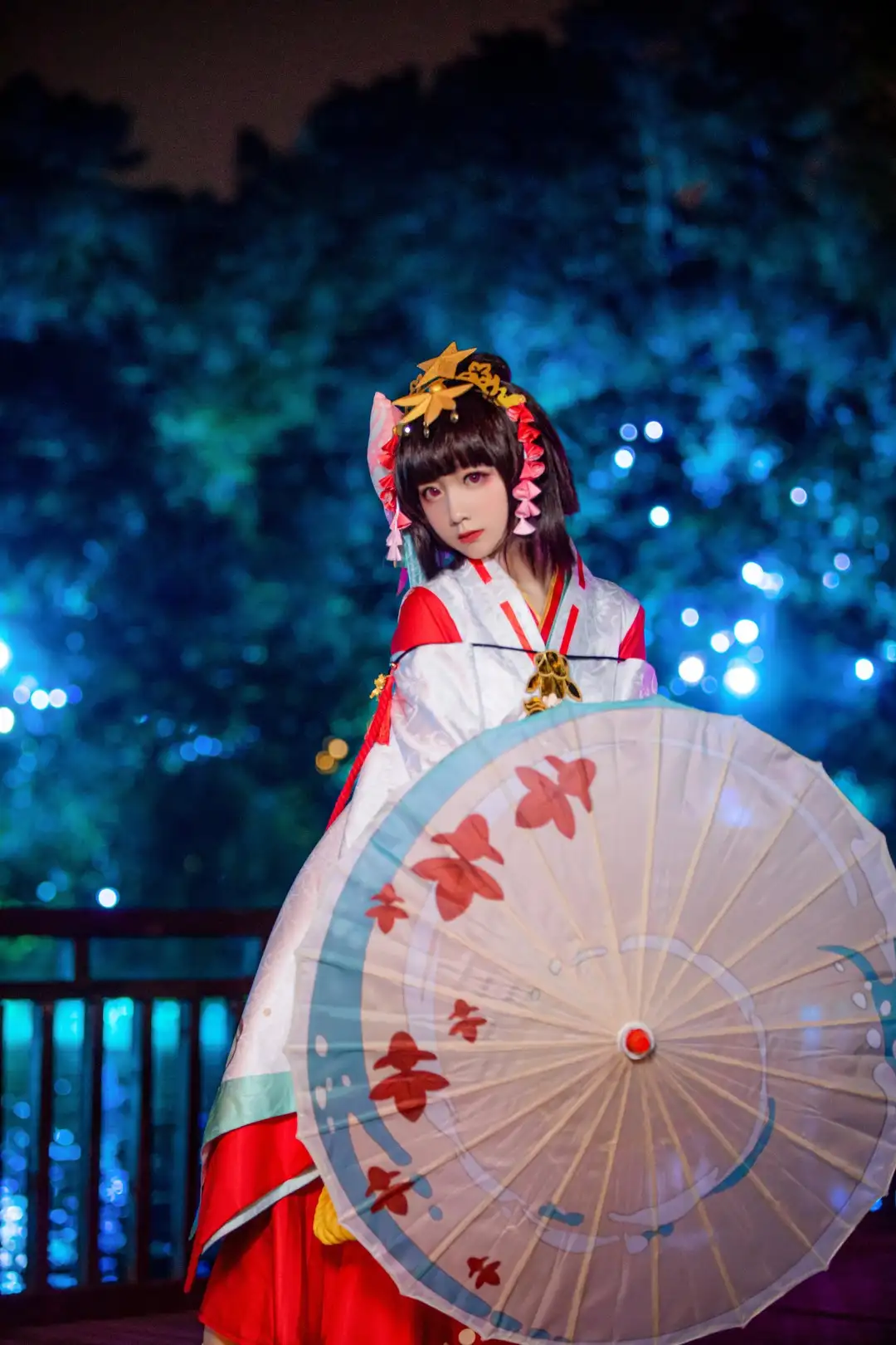深棕短发粉红瞳木桥夜景,白红巫女风衣装撑绘金鱼油纸伞 深棕短发粉红瞳木桥夜景,白红巫女风衣装撑绘金鱼油纸伞