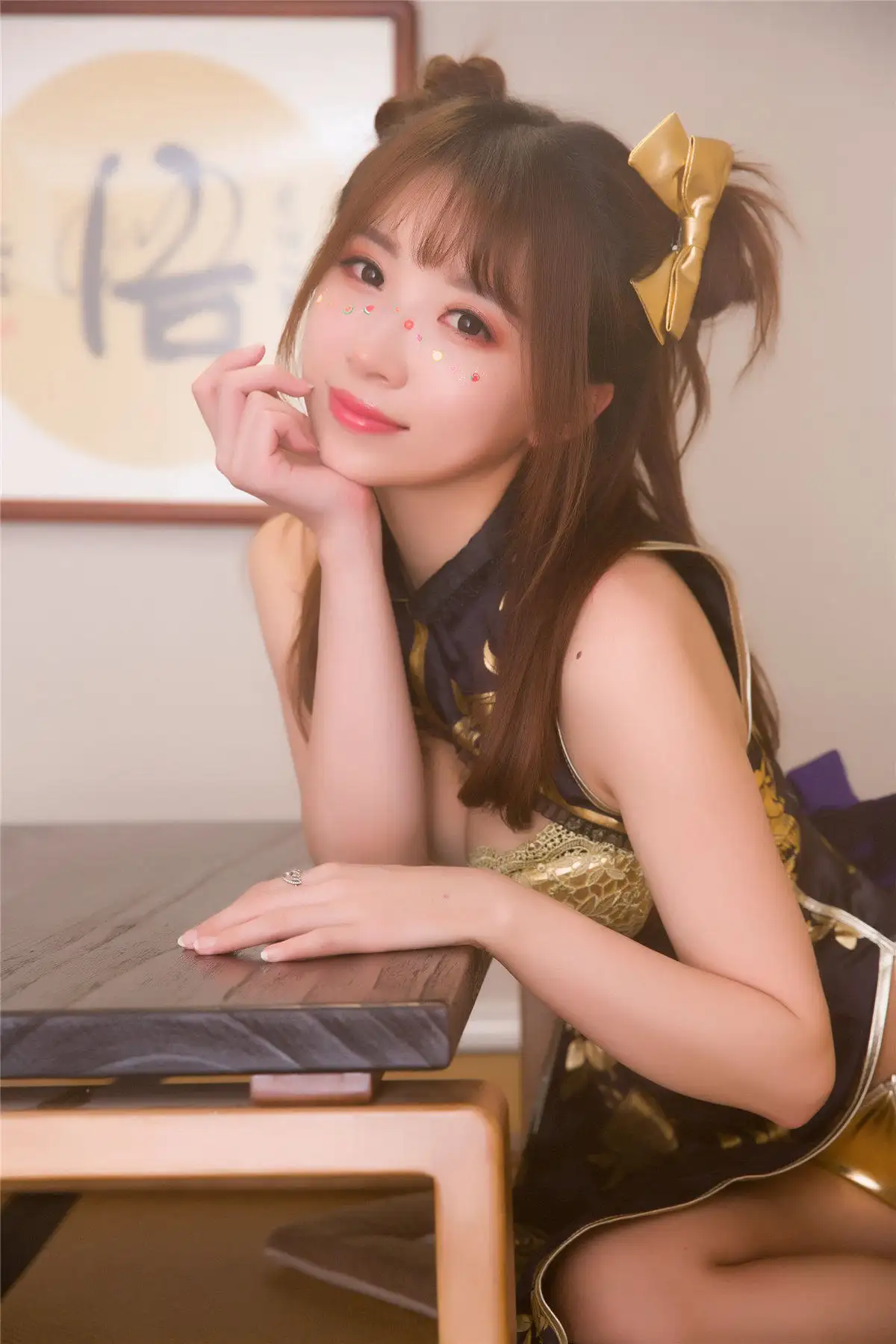 小女巫露娜棕色头发两侧扎起配金色大蝴蝶结,黑金无袖立领衣装,靠木桌托腮微笑 小女巫露娜棕色头发两侧扎起配金色大蝴蝶结,黑金无袖立领衣装,靠木桌托腮微笑