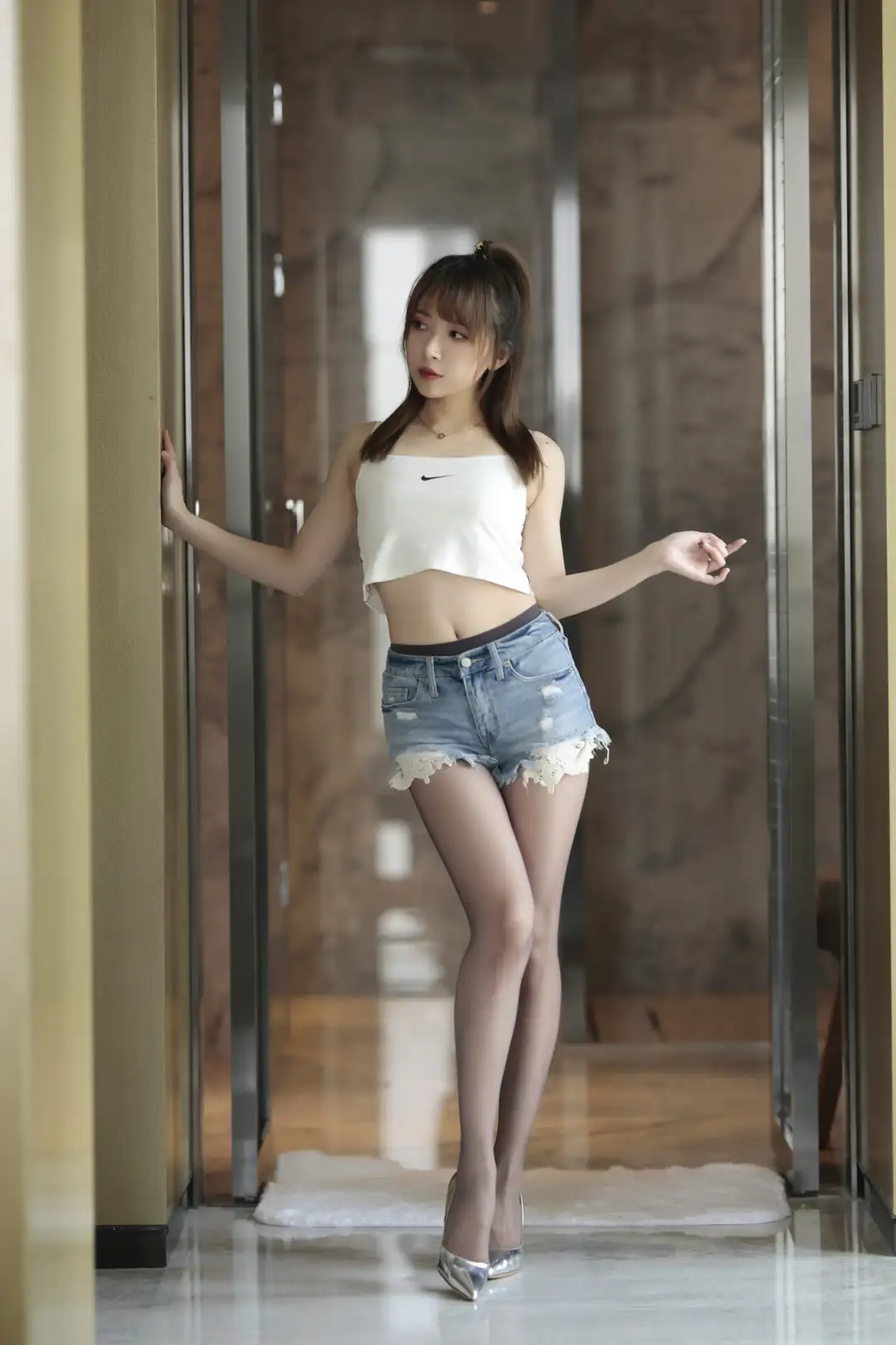 小女巫露娜白背心浅蓝破边牛仔短裤与灰黑丝,站玻璃门框间一手扶墙望向左侧 小女巫露娜白背心浅蓝破边牛仔短裤与灰黑丝,站玻璃门框间一手扶墙望向左侧