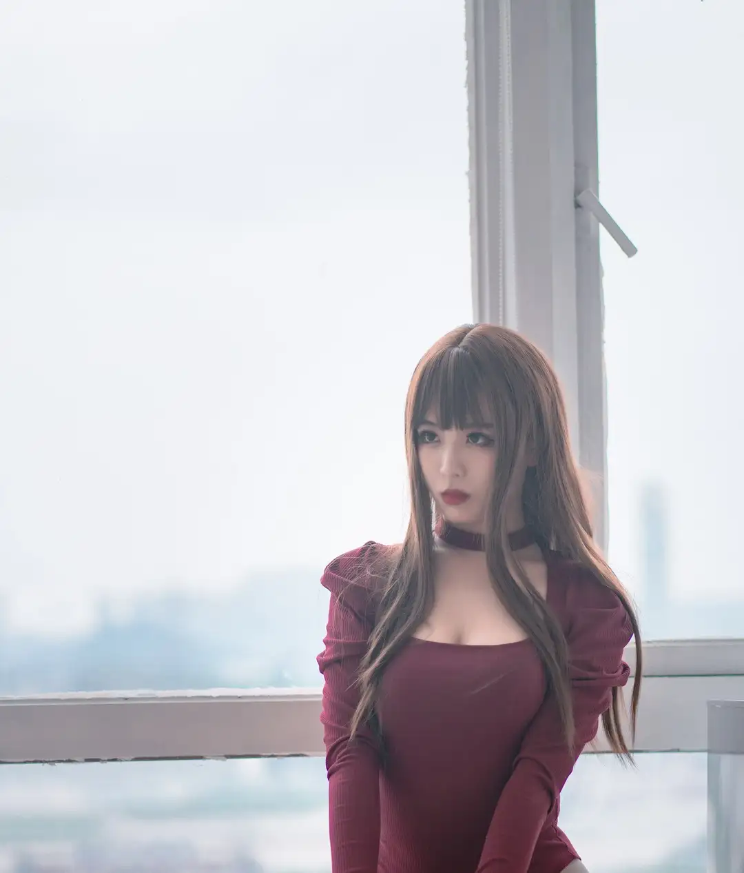 轩萧学姐长发配紫红色长袖连衣裙,在窗前侧身望向镜头