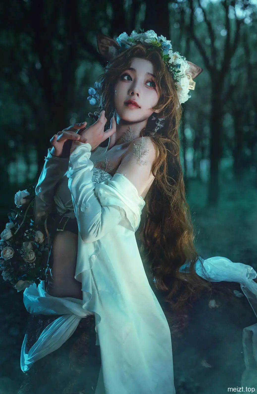 白色长裙与花饰,暗色林地中的角色半身像
