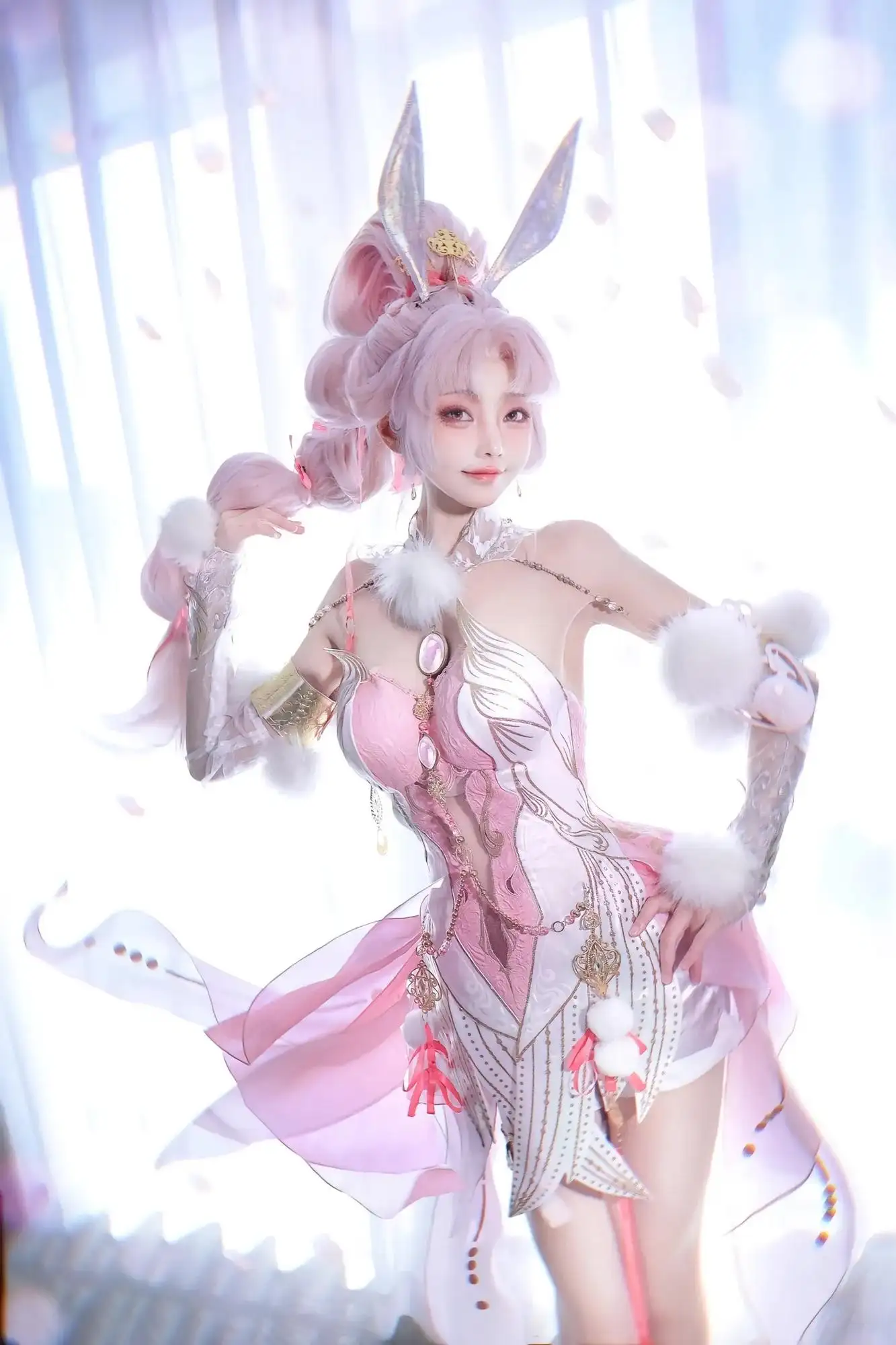 粉色长发与兔耳发饰,浅色礼服造型